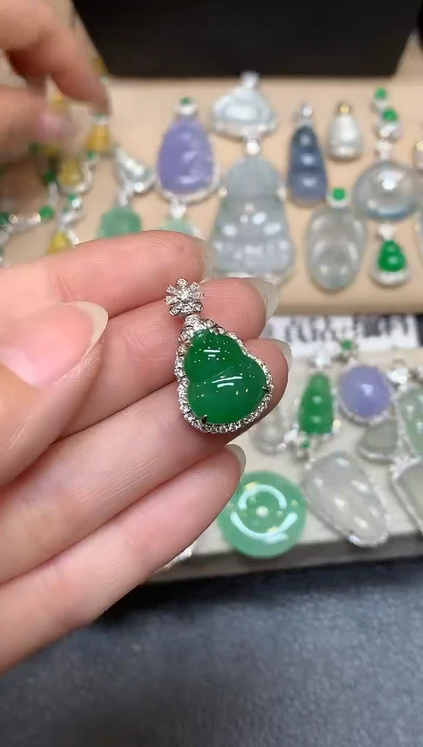 吊坠(不含链)18K金镶嵌翡翠葫芦【无服务费