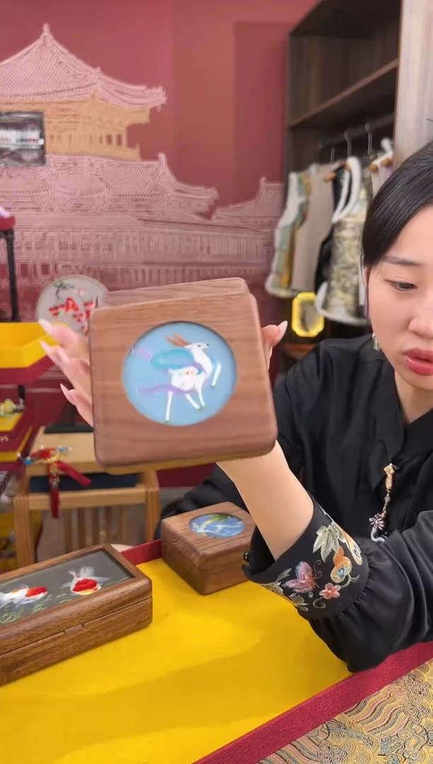 【闪购商品】刺绣方形小实木首饰盒