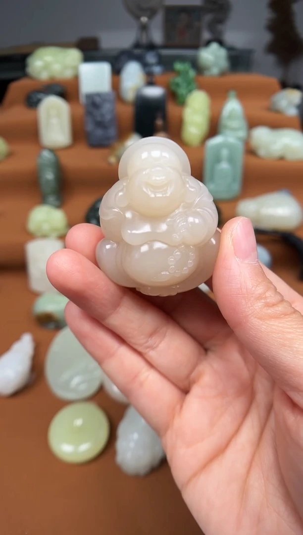 和田玉未镶嵌颈饰佛