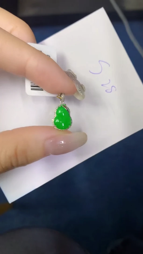 翡翠18K金镶嵌颈饰缅甸天然翡翠A货