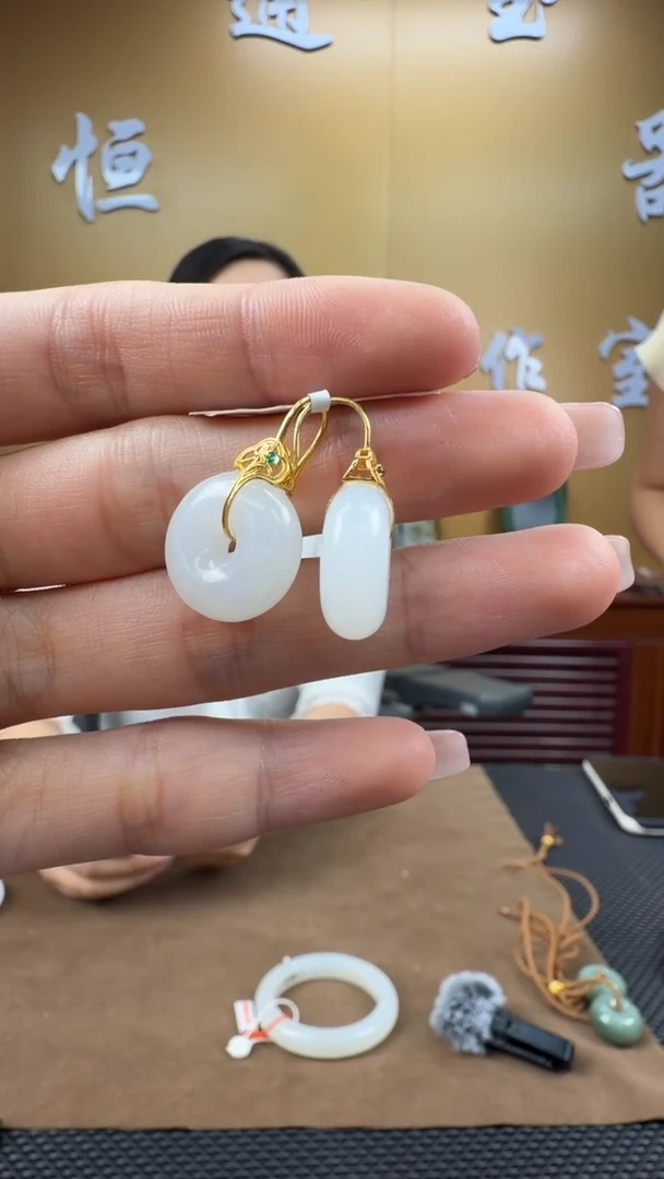 颈饰18K金镶嵌和田玉耳饰一对