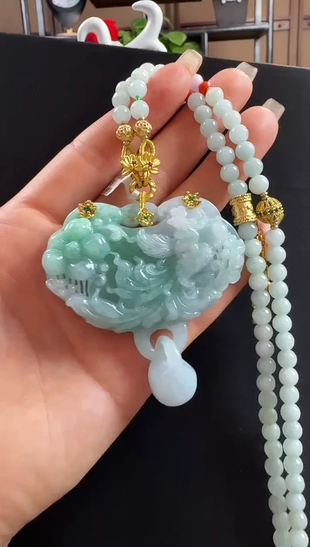 颈饰未镶嵌翡翠锁牌