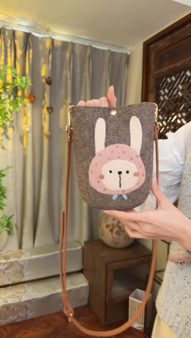 羊毛非遗羊毛毡包 手机包兔子