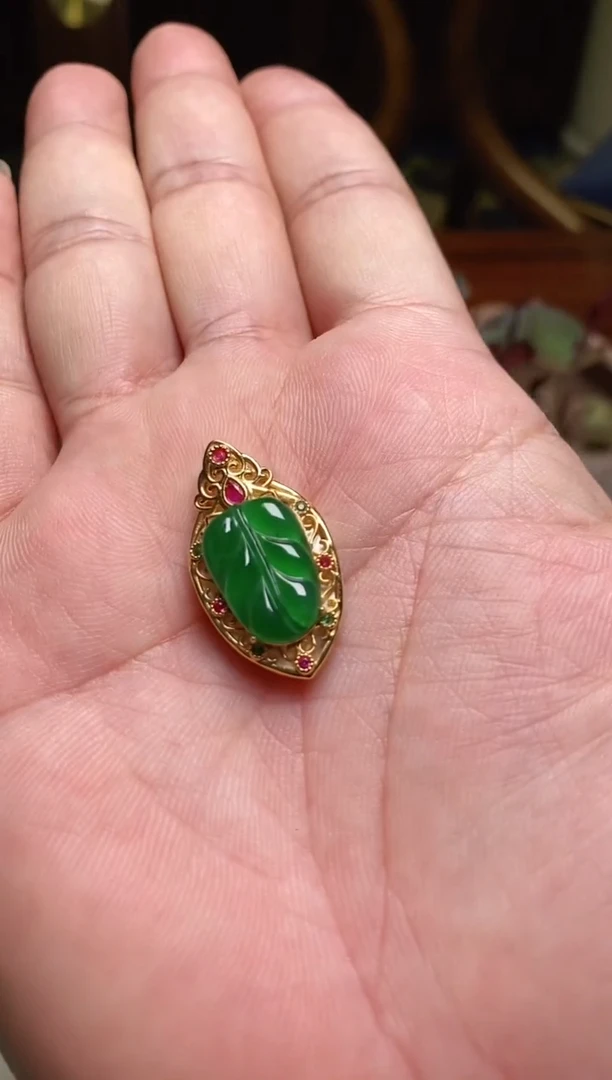 翡翠18K金镶嵌颈饰吊坠