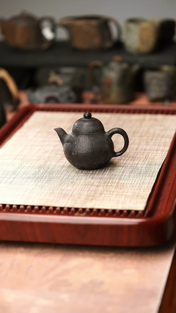 庄惠军老师作品冰碛岩重工雕刻小梨形壶