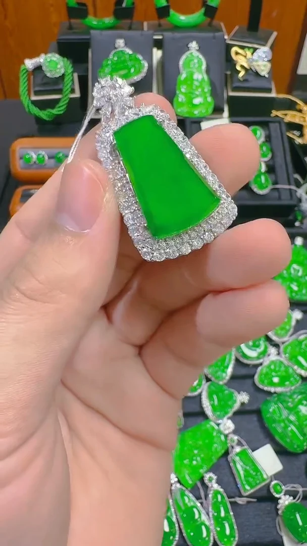 【闪购商品】翡翠吊坠(赠链)银S925镶嵌天然A货翡翠