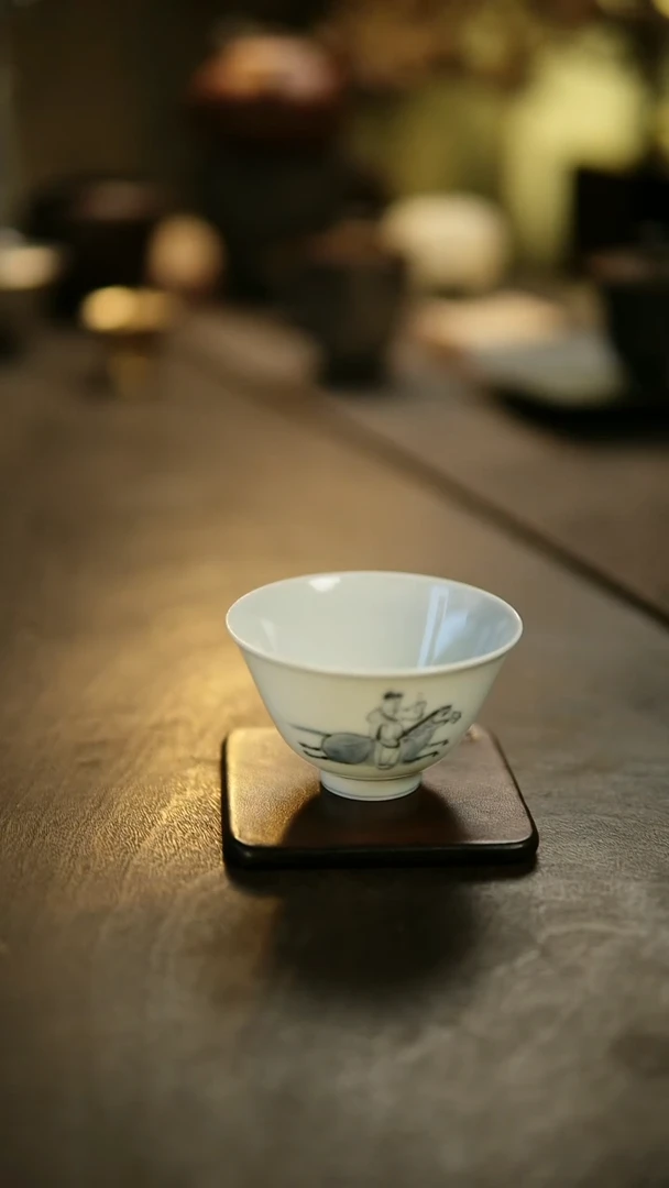 尺闲物手绘青花杯