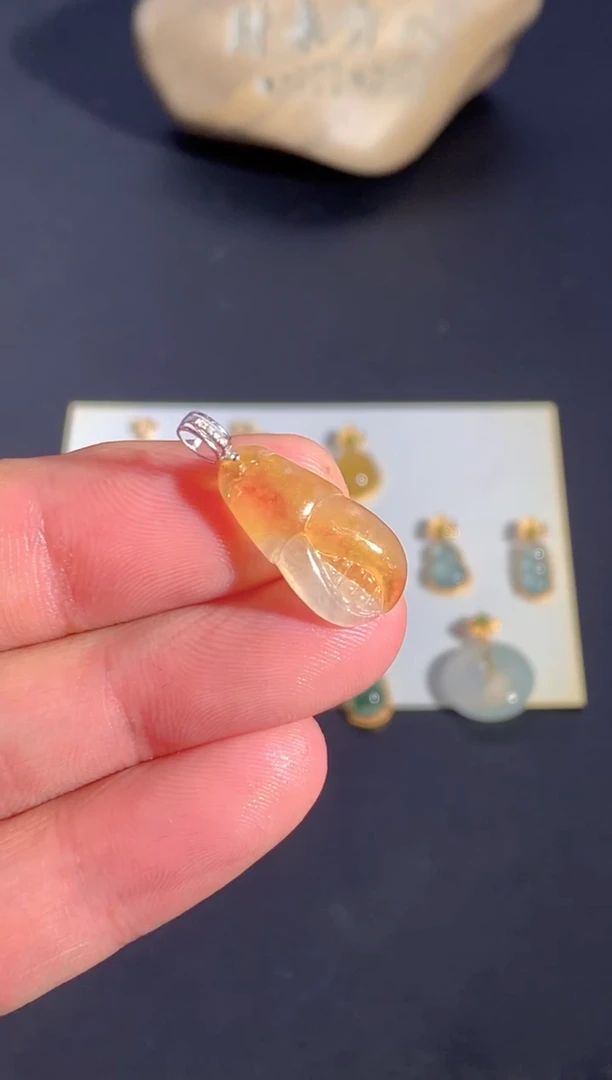 颈饰18K金镶嵌翡翠