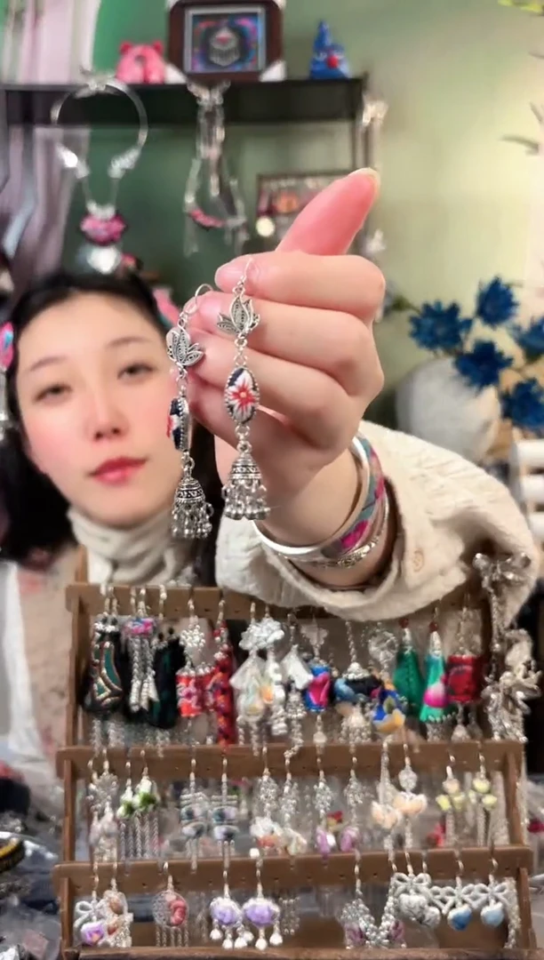 彩云南阁非遗老绣饰品504*