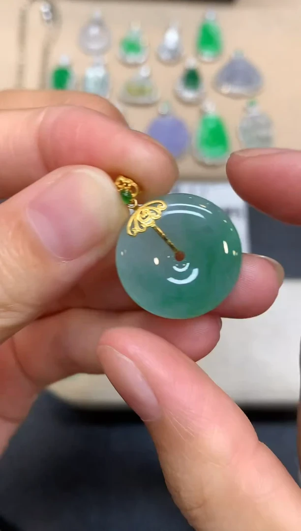 颈饰18K金镶嵌翡翠平安扣【无服务费