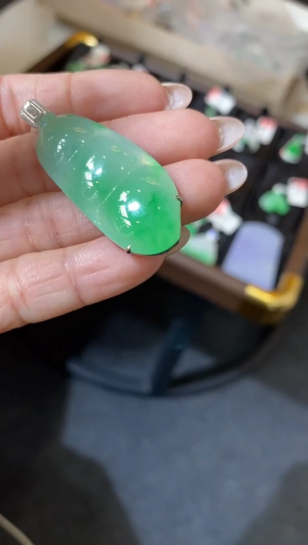 颈饰18K金镶嵌翡翠福豆