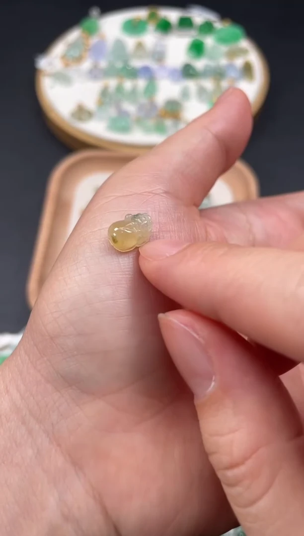 吊坠(不含链)18K金镶嵌翡翠一个JK649
