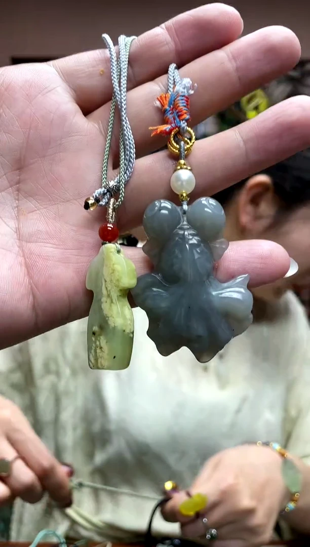 岫玉未镶嵌吊坠·