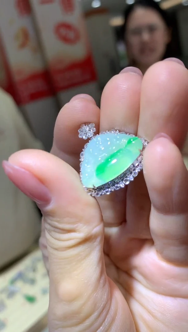 颈饰18K金镶嵌翡翠|不退不换