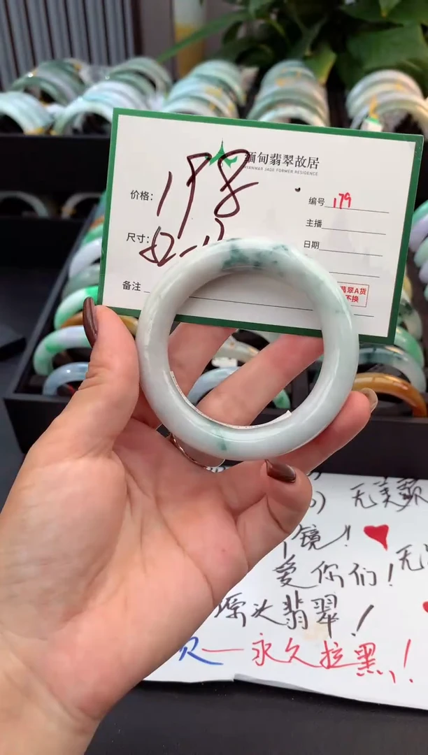 未镶嵌定制翡翠毛货需精细抛光+多人