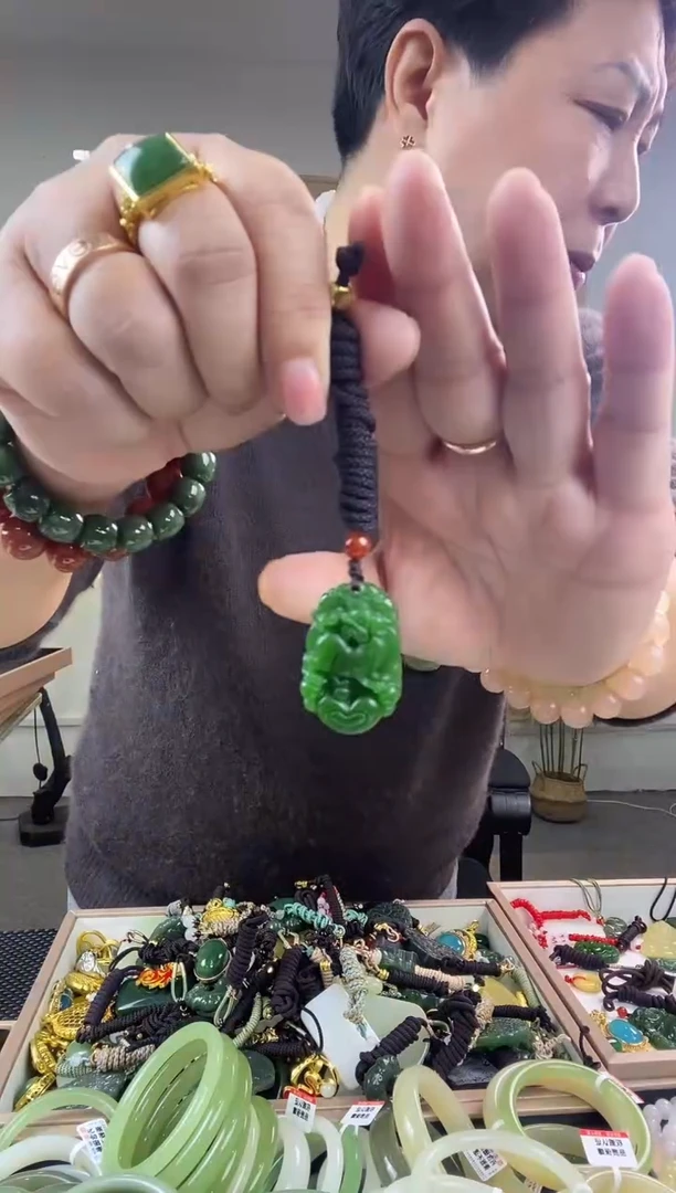 颈饰未镶嵌和田玉多样性拍一发一  0330  小狗