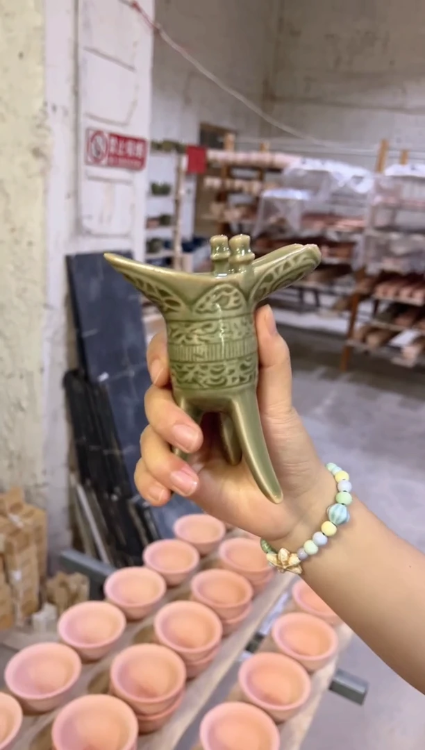 微瑕耀州窑酒爵杯一对