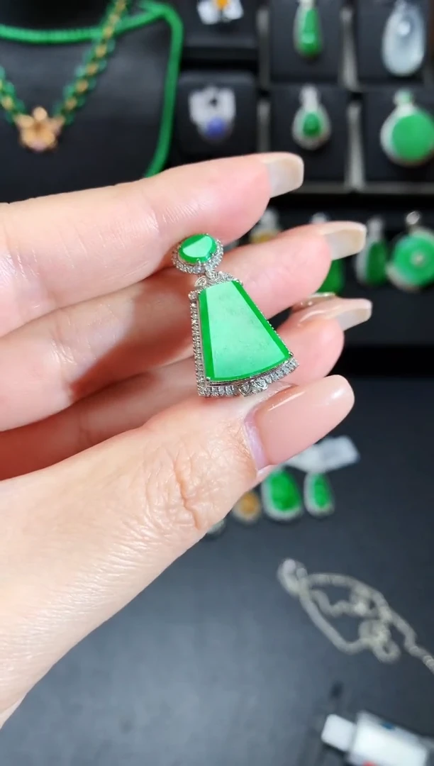 【闪购商品】翡翠吊坠(不含链)18K金镶嵌无事牌吊坠