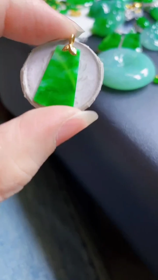 翡翠18K金镶嵌颈饰吊坠