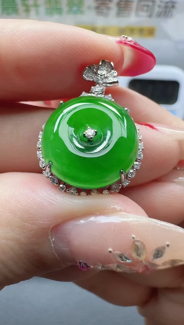 颈饰18K金镶嵌翡翠寄售回流，24小时鉴赏期