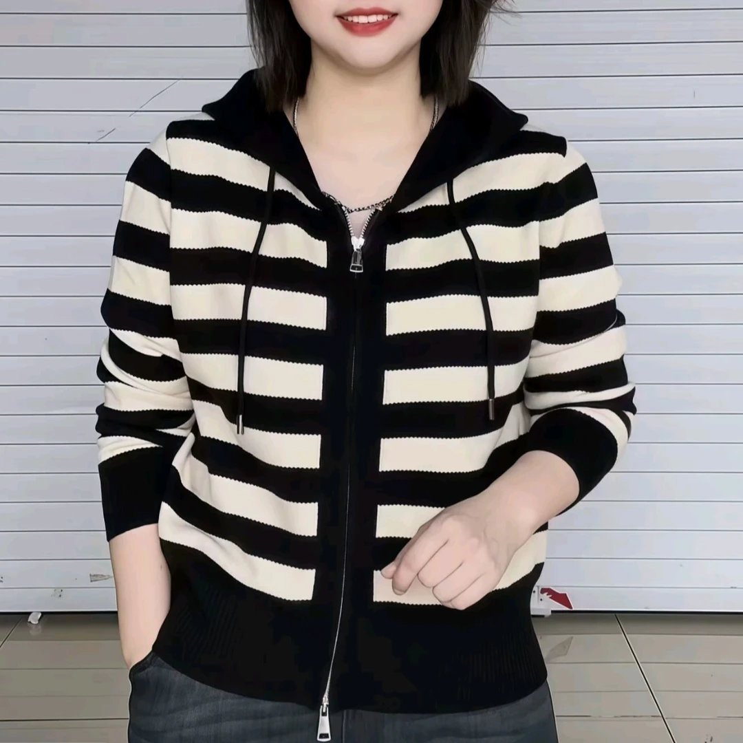 中老年妈妈装秋款毛衣外套洋气时尚外搭2025新款宽松显瘦连帽女装