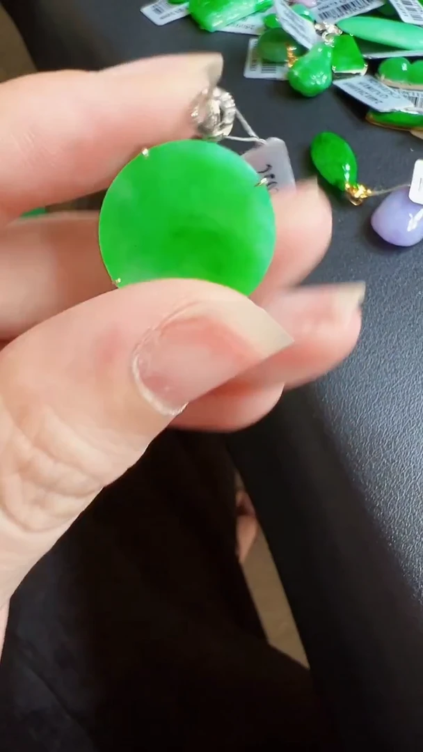 颈饰18K金镶嵌翡翠圆牌