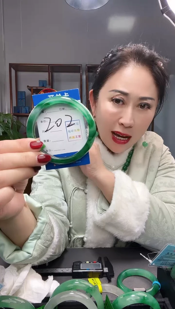【闪购商品】石英质玉手镯未镶嵌非洲翠