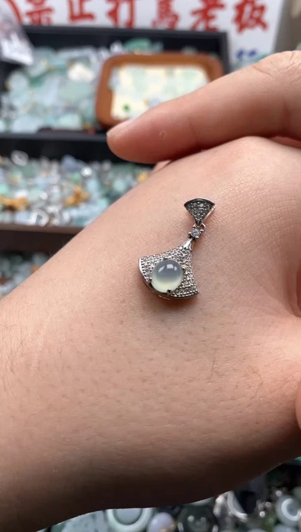 【闪购商品】翡翠颈饰未镶嵌哥哥