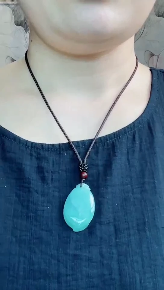 翡翠未镶嵌颈饰桃子