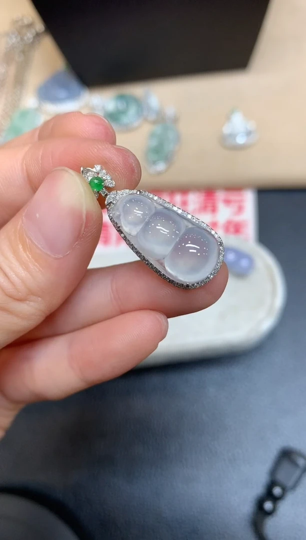 【闪购商品】翡翠吊坠(不含链)18K金镶嵌福豆【无服务费