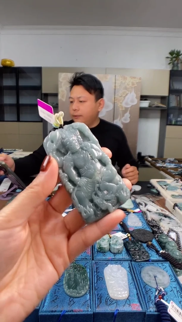 颈饰未镶嵌翡翠  多样性发其一