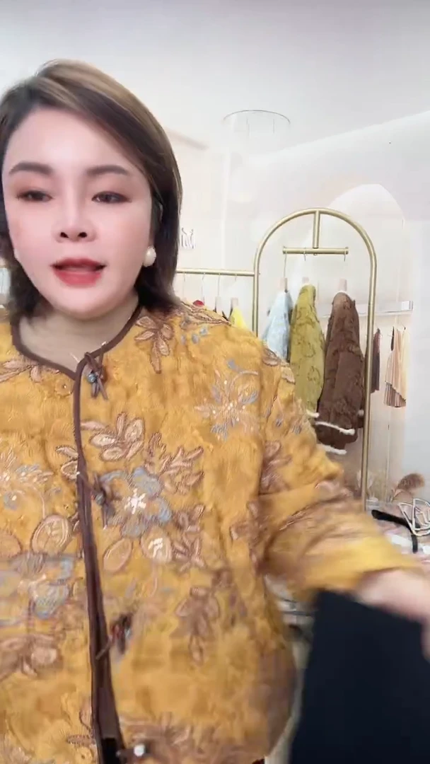 2号黄色刺绣棉服1件