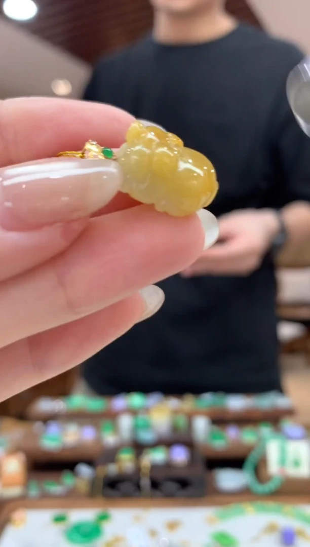 翡翠18K金镶嵌吊坠(不含链)猪猪