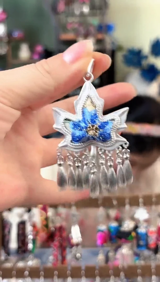 彩云南阁非遗老绣饰品516