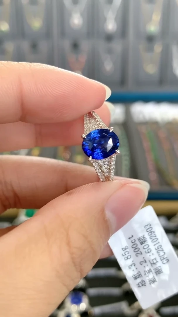 戒指蓝宝石18K金镶嵌2.2克拉