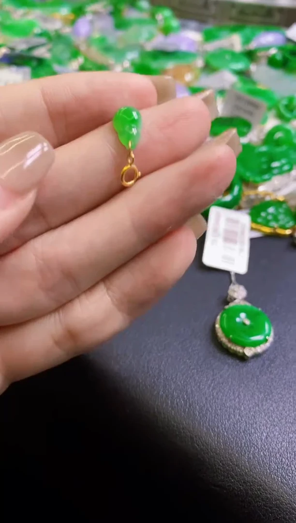 【闪购商品】定制翡翠18K金镶嵌吊坠