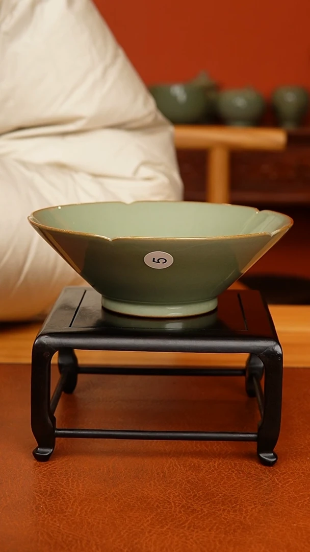 越窑秘色瓷葵口碗二级品