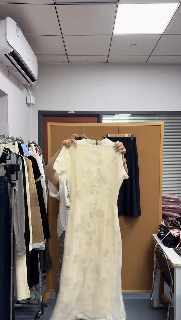 恐龙阿姨闪购商品：米白色连衣裙