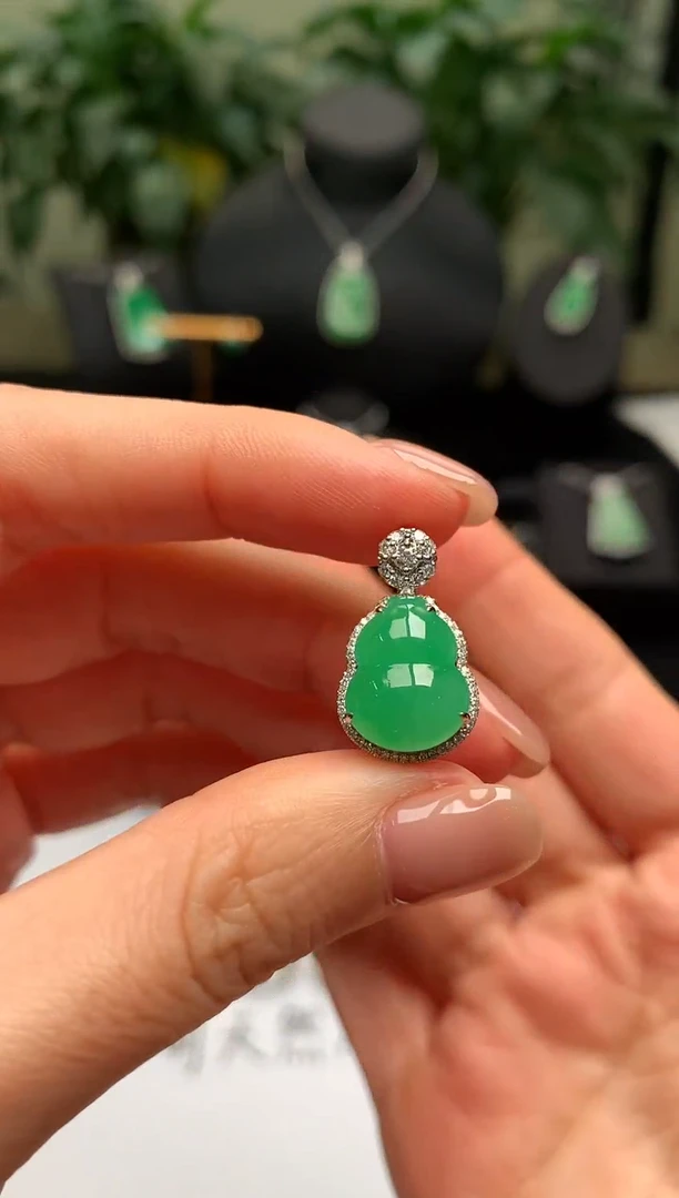 颈饰18K金镶嵌翡翠葫芦