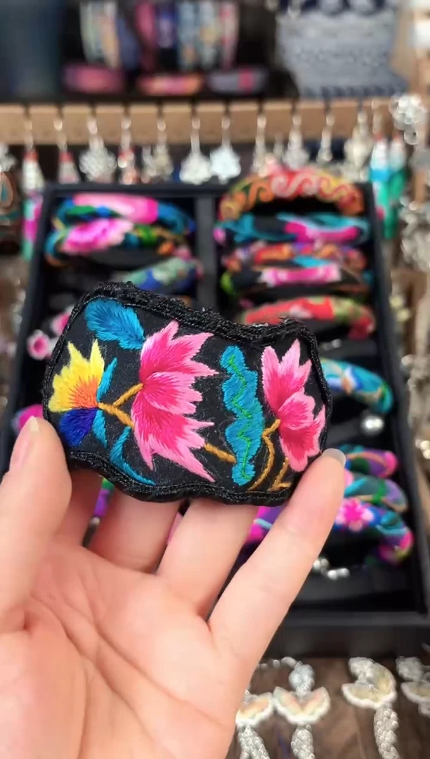 彩云南阁非遗老绣饰品600*