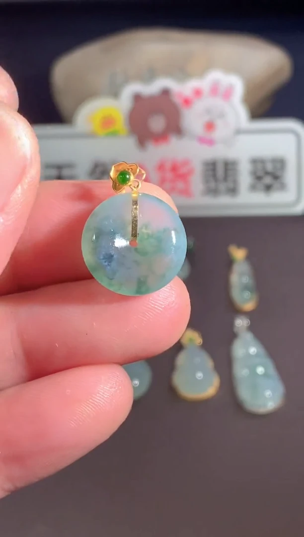 颈饰18K金镶嵌翡翠