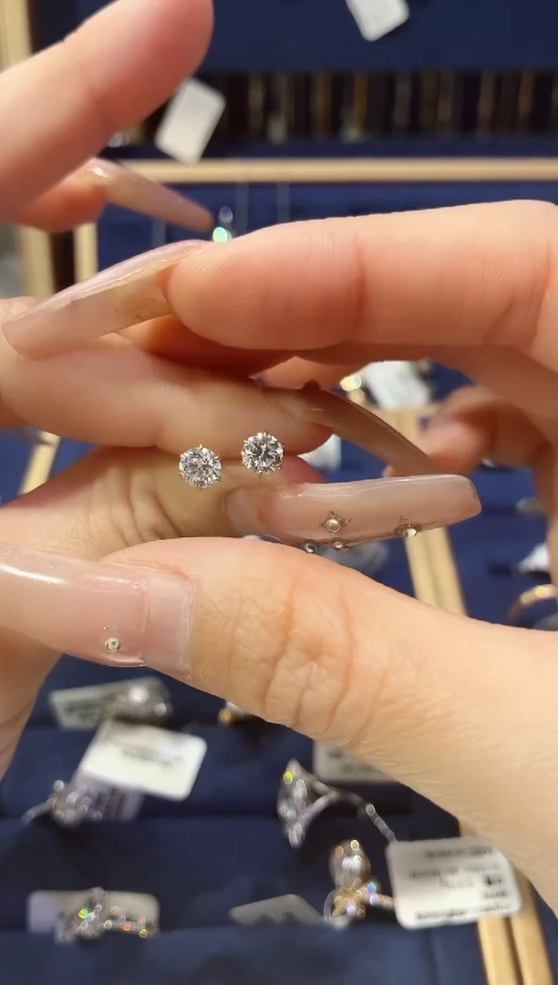 18K金镶嵌实验室培育钻石耳饰经典六爪耳钉K黄