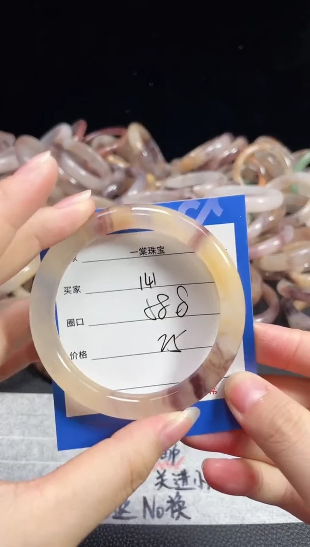 未镶嵌石英质玉手镯141
