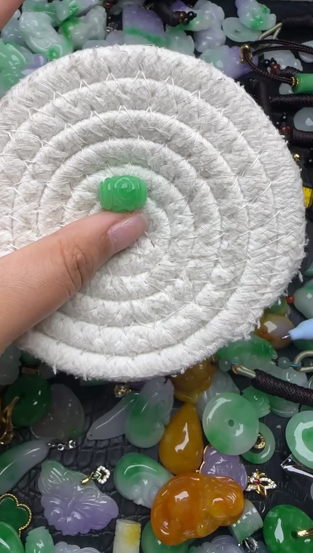 颈饰未镶嵌翡翠缅甸翡翠吊坠