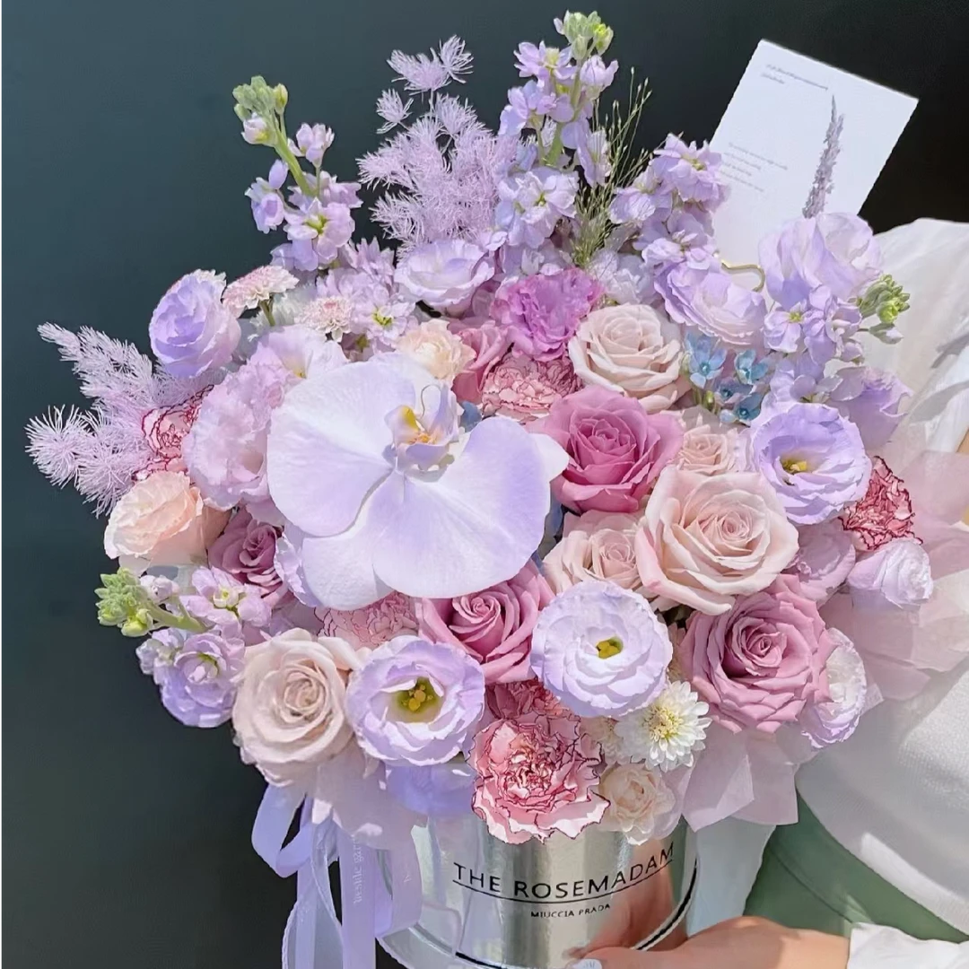 郑州南龙湖花店 高端颜值蝴蝶兰紫玫瑰紫罗兰康乃馨混搭鲜花抱抱桶鲜花同城配送