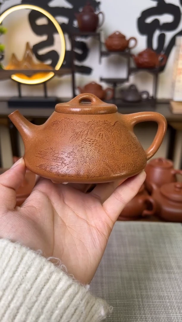 【闪购商品】段泥茶壶黄降坡子冶石瓢壶山水刻250CC-杨志琴