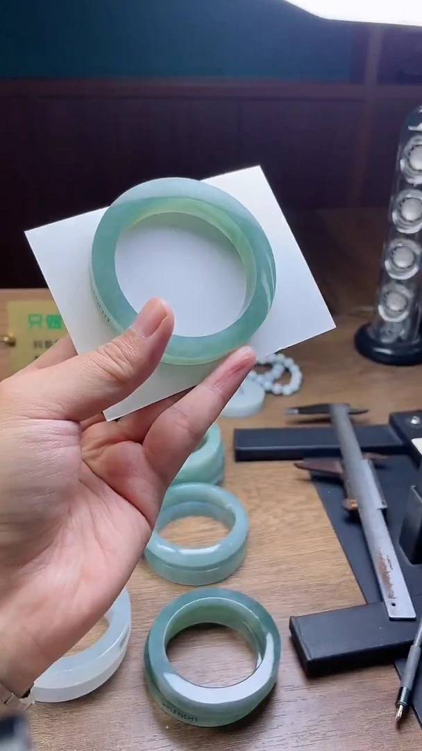 未镶嵌手镯定制翡翠哈*林定制