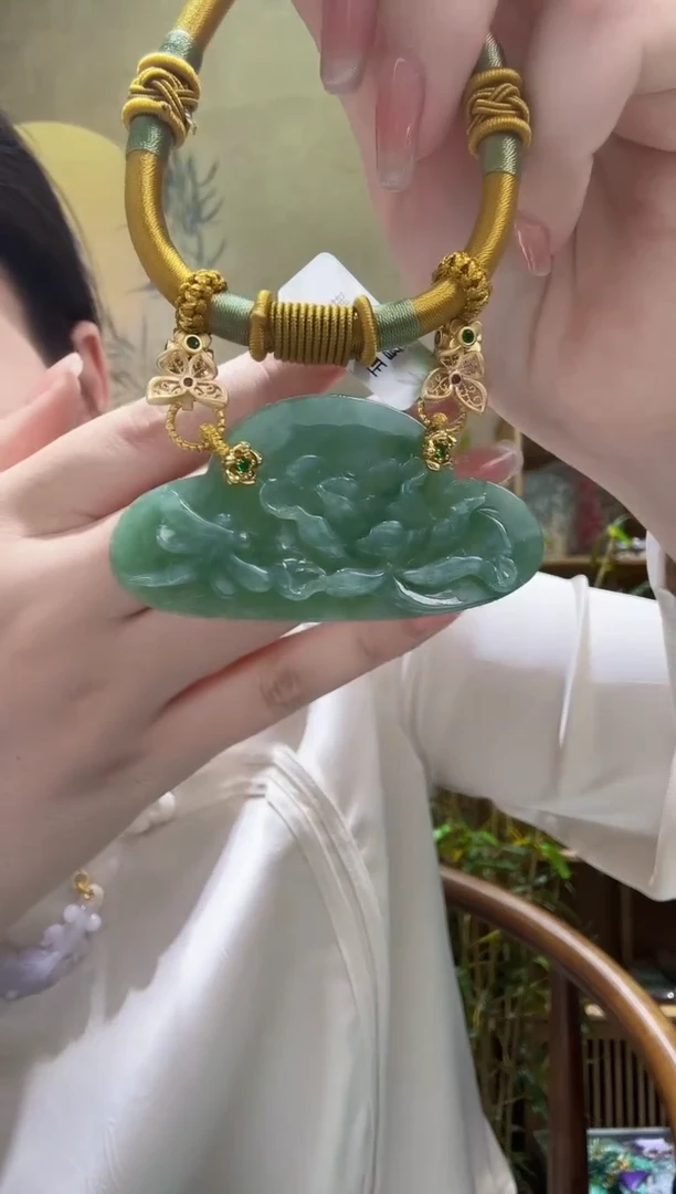 翡翠未镶嵌颈饰吊坠