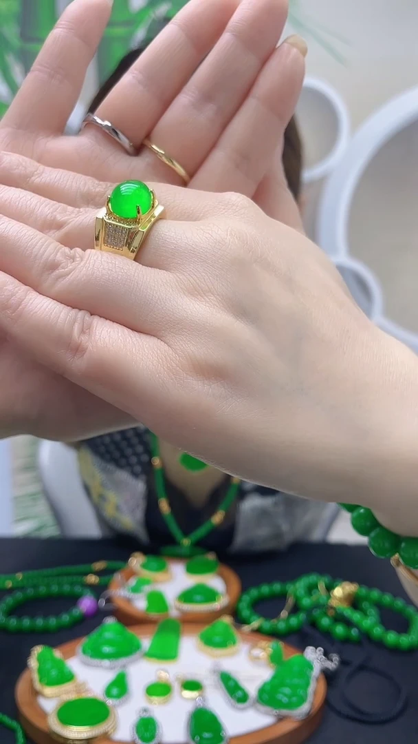 14K金镶嵌戒指翡翠J02