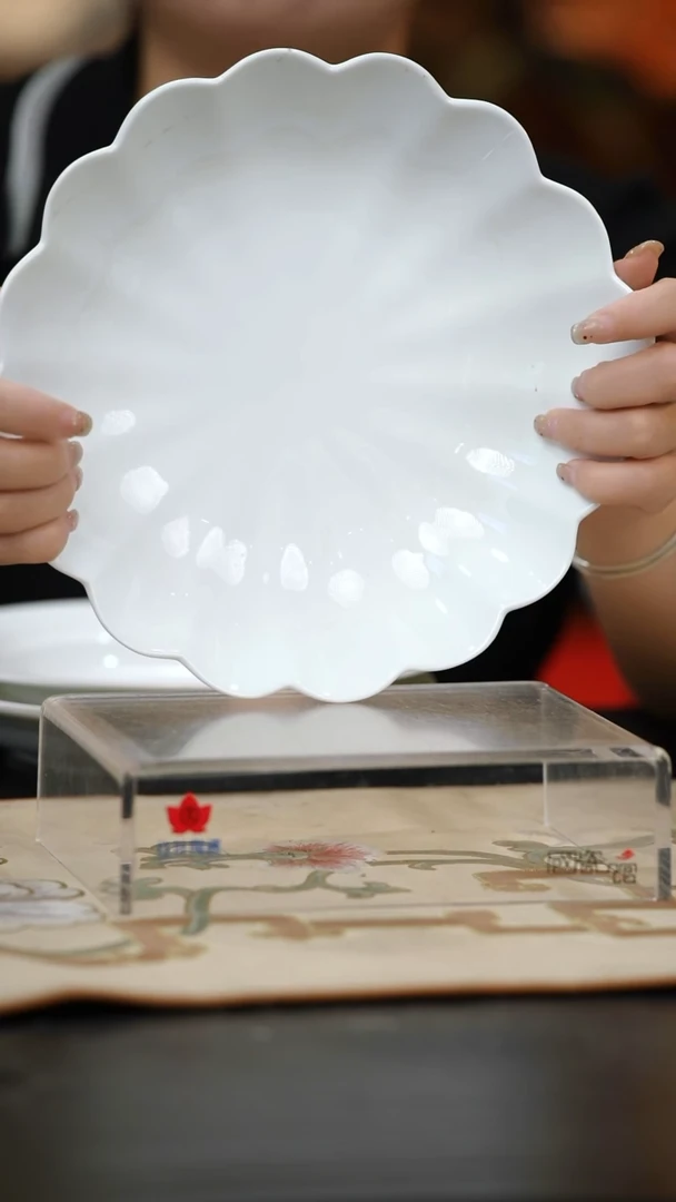 2个微瑕白胎10英寸荷口呙盘（无底款）